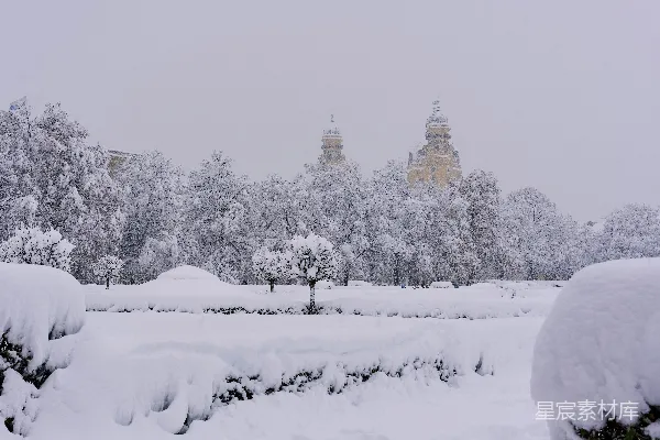 高清摄影 冬日雪景中的教堂与花园