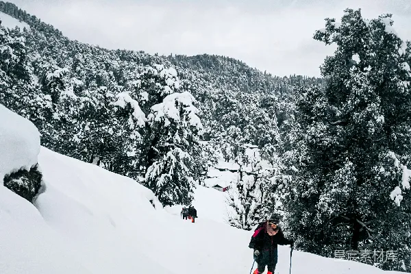 高清摄影 雪地徒步探险