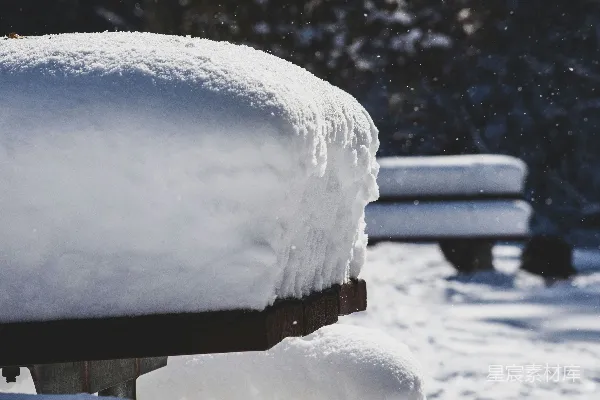 高清摄影 冬日雪景中的木制围栏