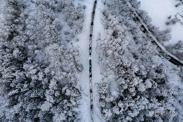 高清摄影 雪景中的火车