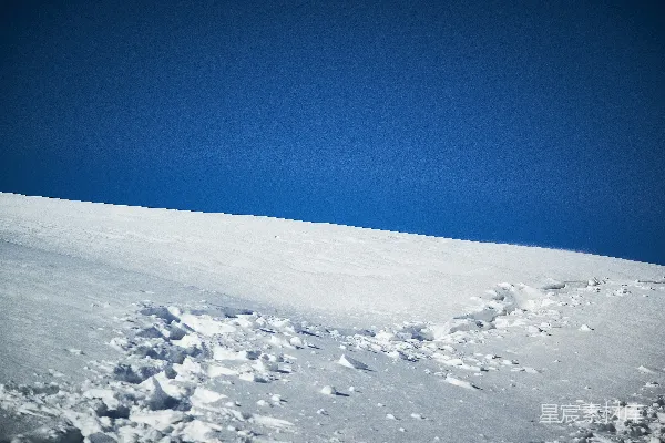 高清摄影 雪地上的蓝色天空