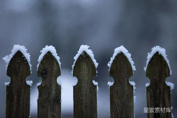 高清摄影 冬日雪景中的木栅栏