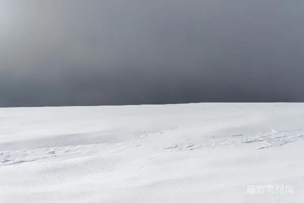高清摄影 雪地上的足迹