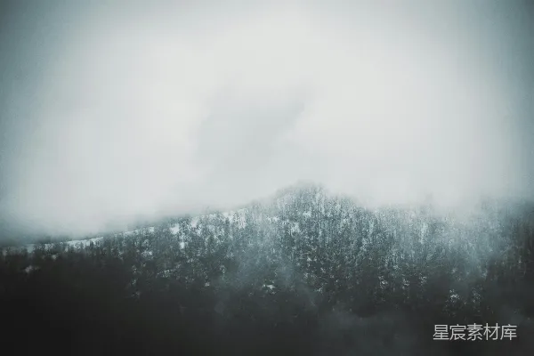 高清摄影 雾中的山丘