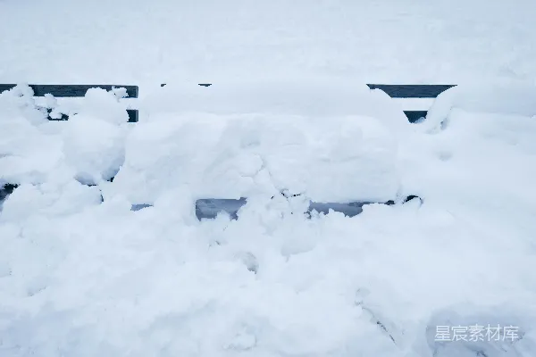 高清摄影 被雪覆盖的长椅