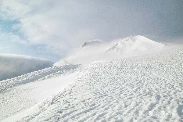 高清摄影 雪域苍茫：雾海中的山峰