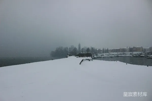 高清摄影 冬日雪景中的湖畔与建筑