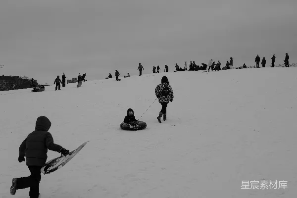 高清摄影 雪地滑行的亲子时光