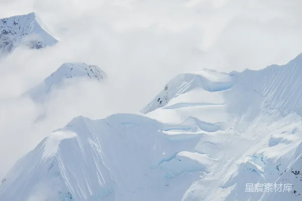 高清摄影 云端之巅的壮丽雪山