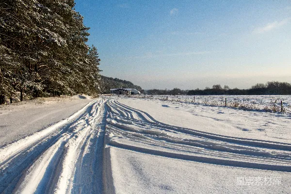 高清摄影 冬日雪景中的乡村小路
