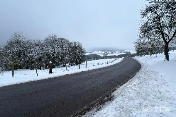 高清摄影 雪景中的蜿蜒乡村路