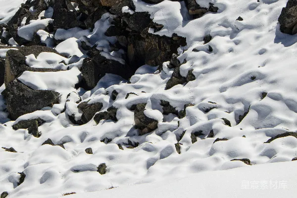 高清摄影 雪地上的岩石纹理