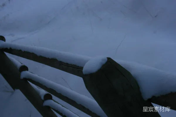 高清摄影 雪地木栅栏