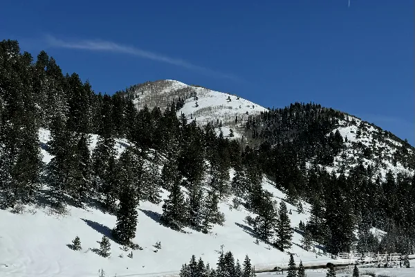 高清摄影 雪山下的宁静自然风光