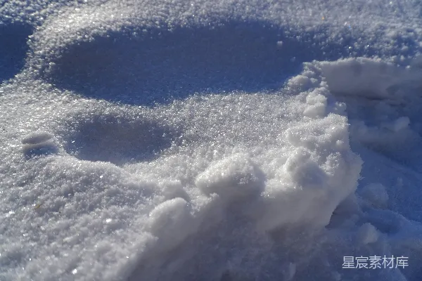 高清摄影 雪地上的自然足迹