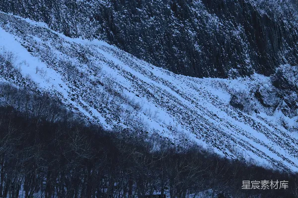 高清摄影 冬日雪景中的山崖