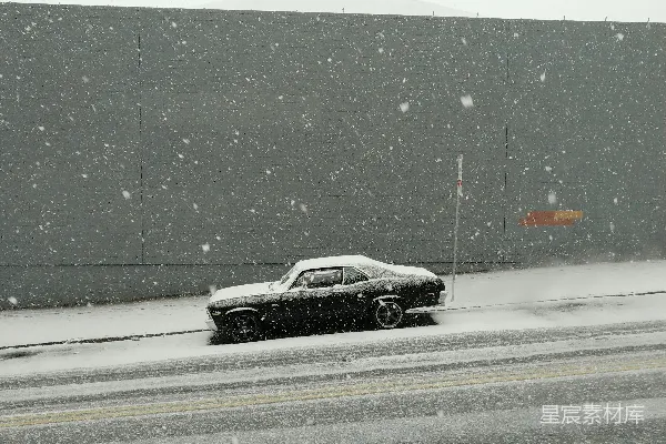 高清摄影 冬日雪地里的复古车