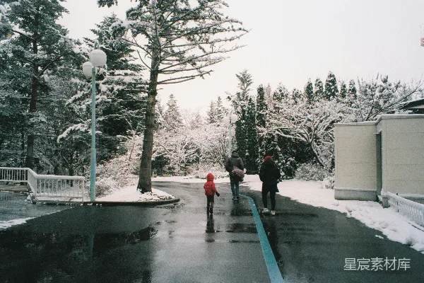 高清摄影 雪景中的家庭散步