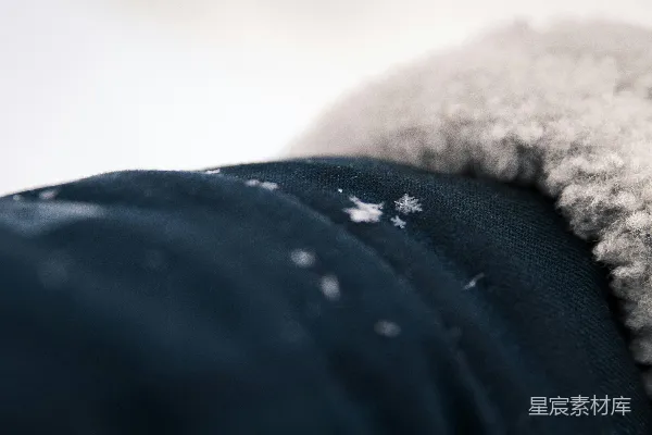 高清摄影 冬日雪花映衬下的毛绒手套