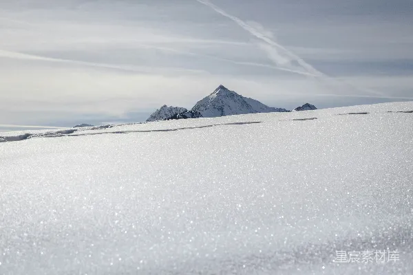 高清摄影 雪原上的山峰