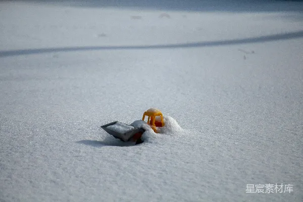 高清摄影 雪地里的玩具车