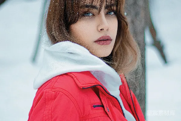 高清摄影 雪地里的红衣少女