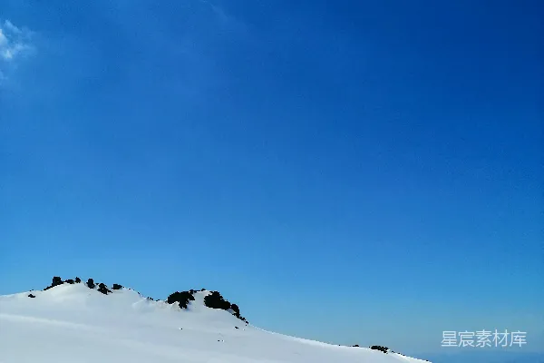 高清摄影 蓝天下的雪地