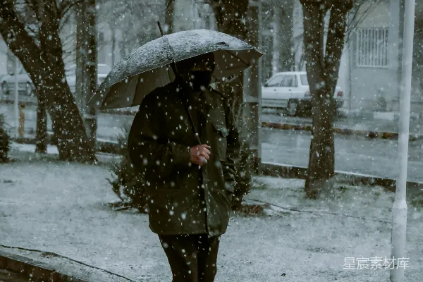 高清摄影 雪中的孤独行者