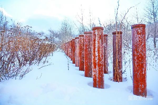 高清摄影 冬日雪地锈柱