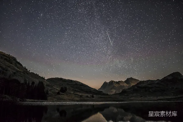 高清摄影 流星划过静谧山谷