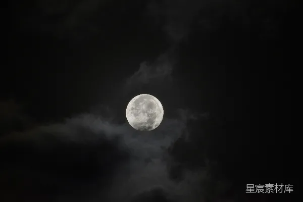 高清摄影 月夜云影下的月亮