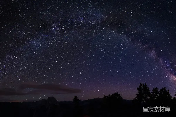 高清摄影 银河下的宁静夜空