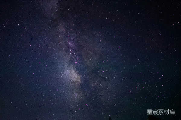 高清摄影 银河下的宁静夜晚