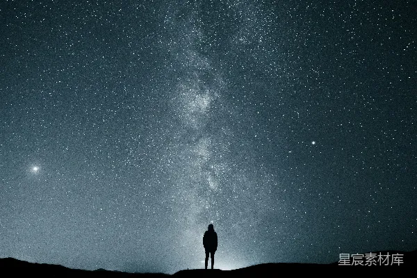 高清摄影 仰望星空的独行者