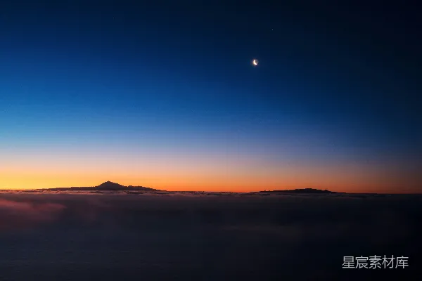 高清摄影 夜空下的山与月