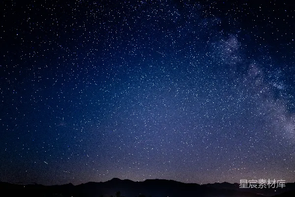 高清摄影 璀璨星空下的宁静山脉