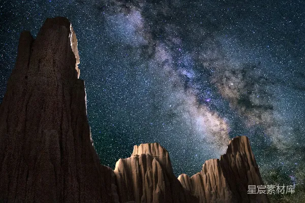 高清摄影 星空下的岩柱