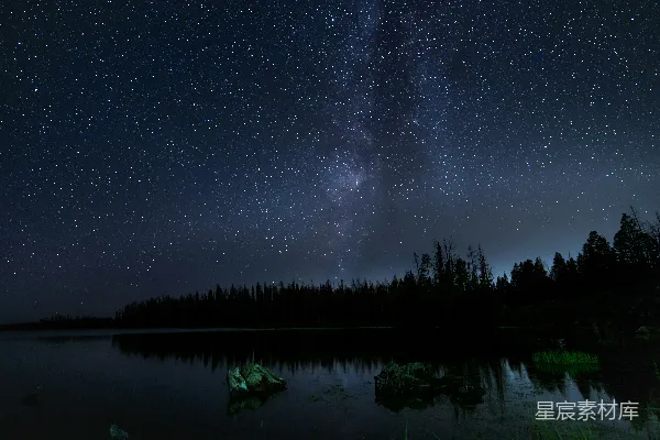 高清摄影 静谧的星空与湖畔