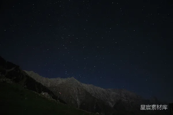高清摄影 夜晚的山峰与星空