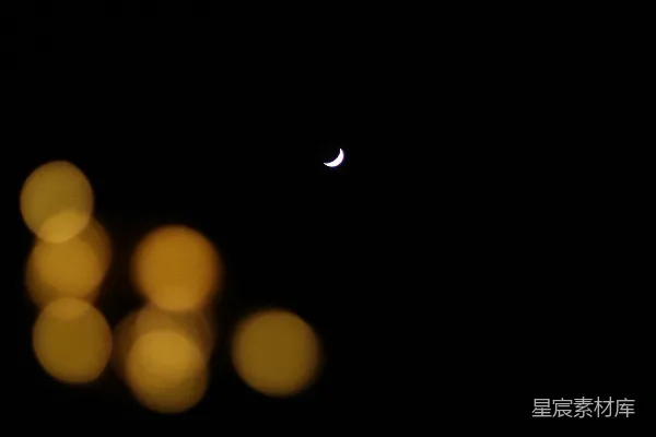 高清摄影 夜空中的月亮与灯光