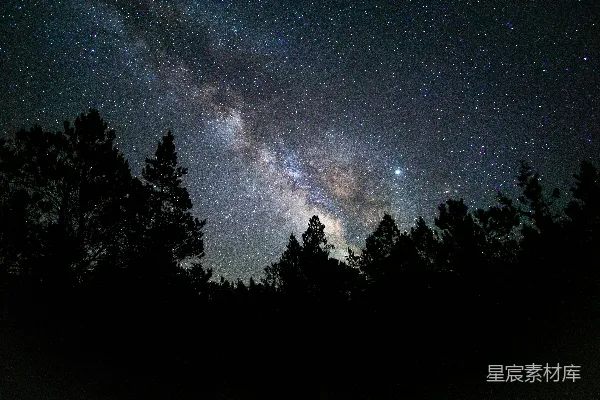高清摄影 银河与山林的静谧夜景