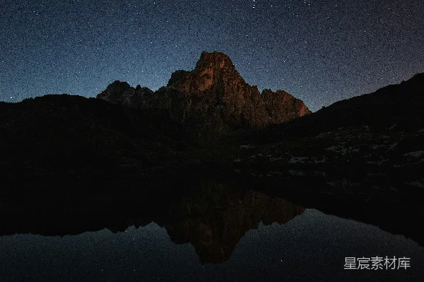 高清摄影 夜空下的山峰倒影