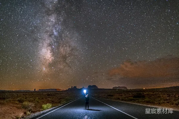 高清摄影 夜空下的孤独旅者