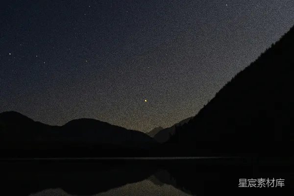 高清摄影 宁静的星空与山湖倒影