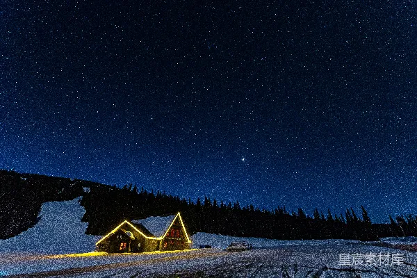 高清摄影 雪夜星空下的温馨小屋