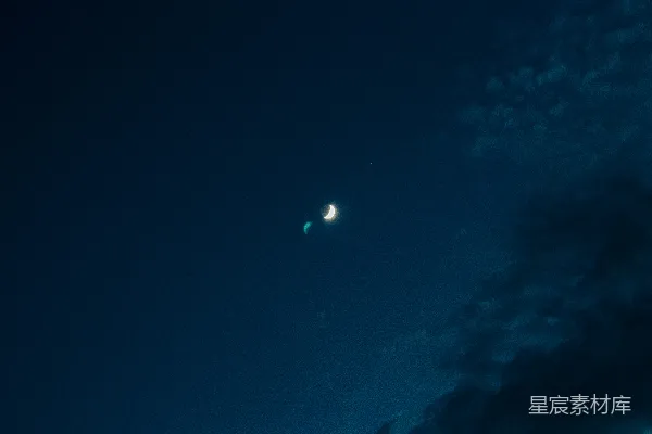 高清摄影 夜空中的新月与流星