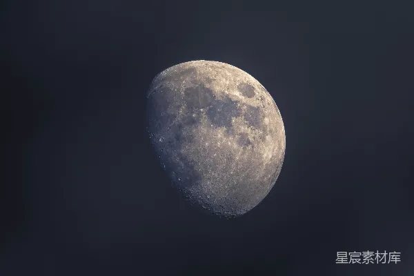 高清摄影 夜空中的半轮明月