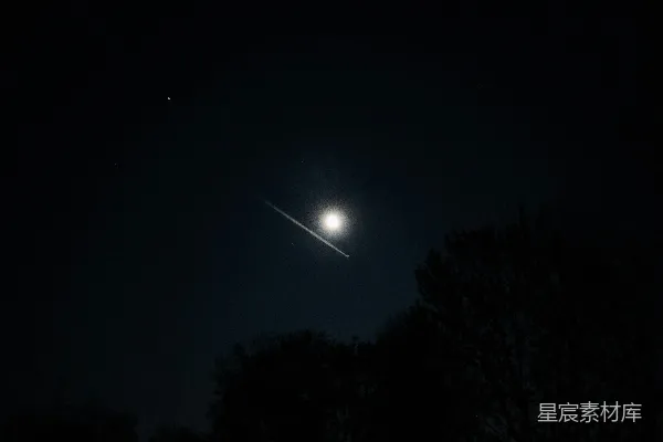 高清摄影 夜空下的流星与月亮