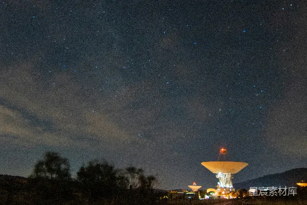高清摄影 夜空下的卫星天线