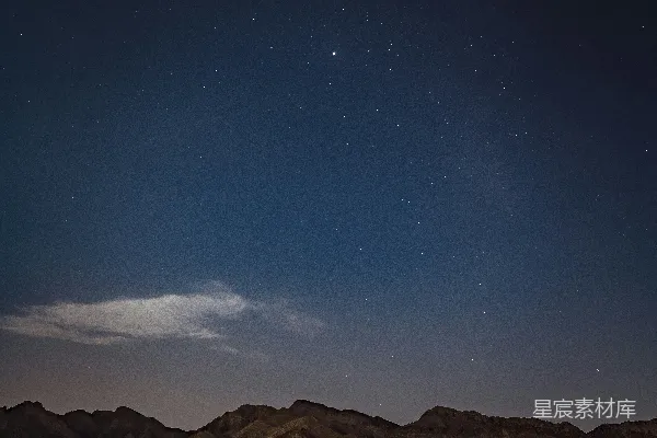 高清摄影 夜晚星空下的山脉